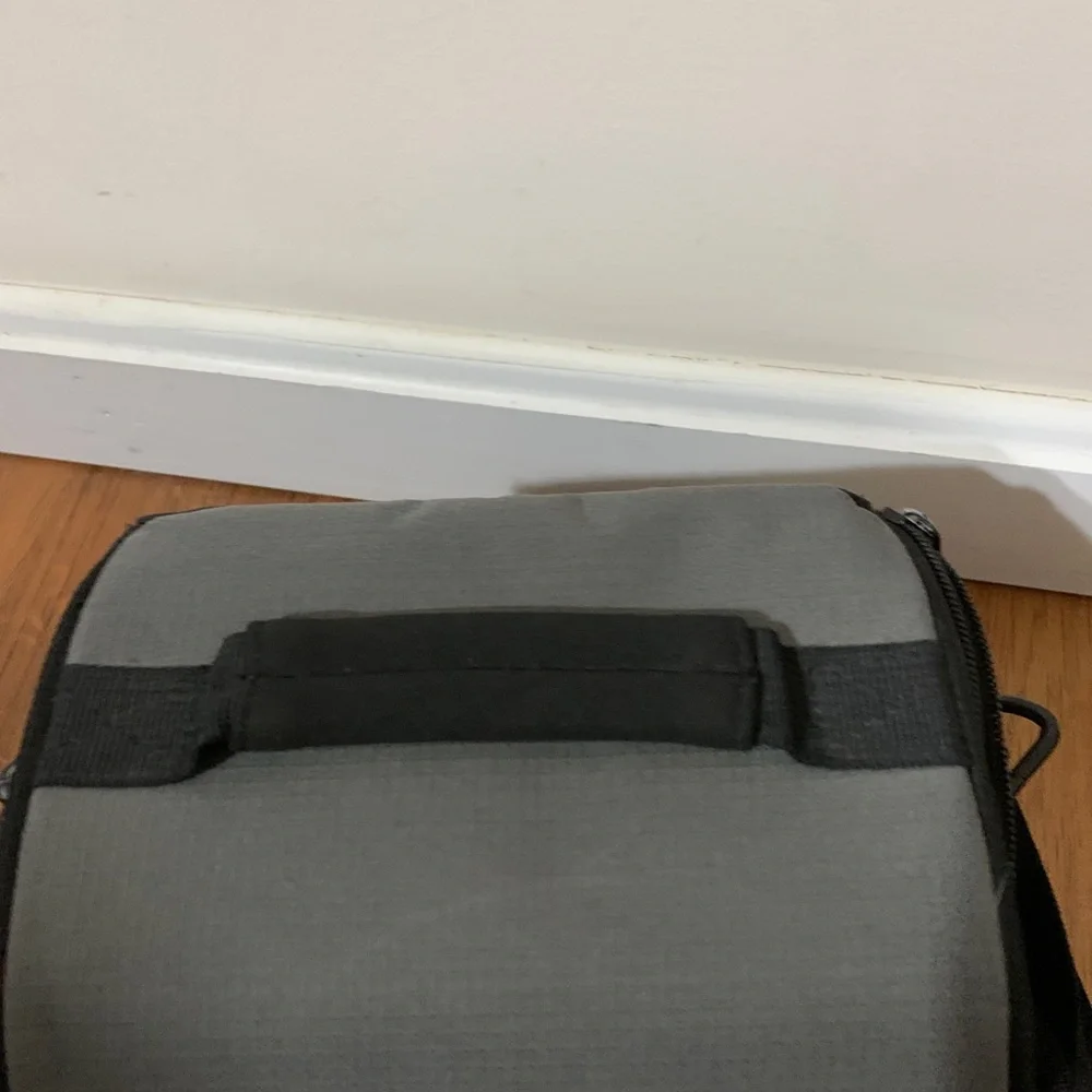 EDDIE BAUER CAMERA, CAMCORDER OR TRAVEL BAG WITH SHOULDER STRAP CLASSIC